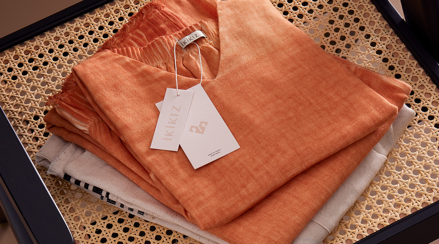 Minimalist Yaz Stili: Basit ve Şık Görünmenin Yolları